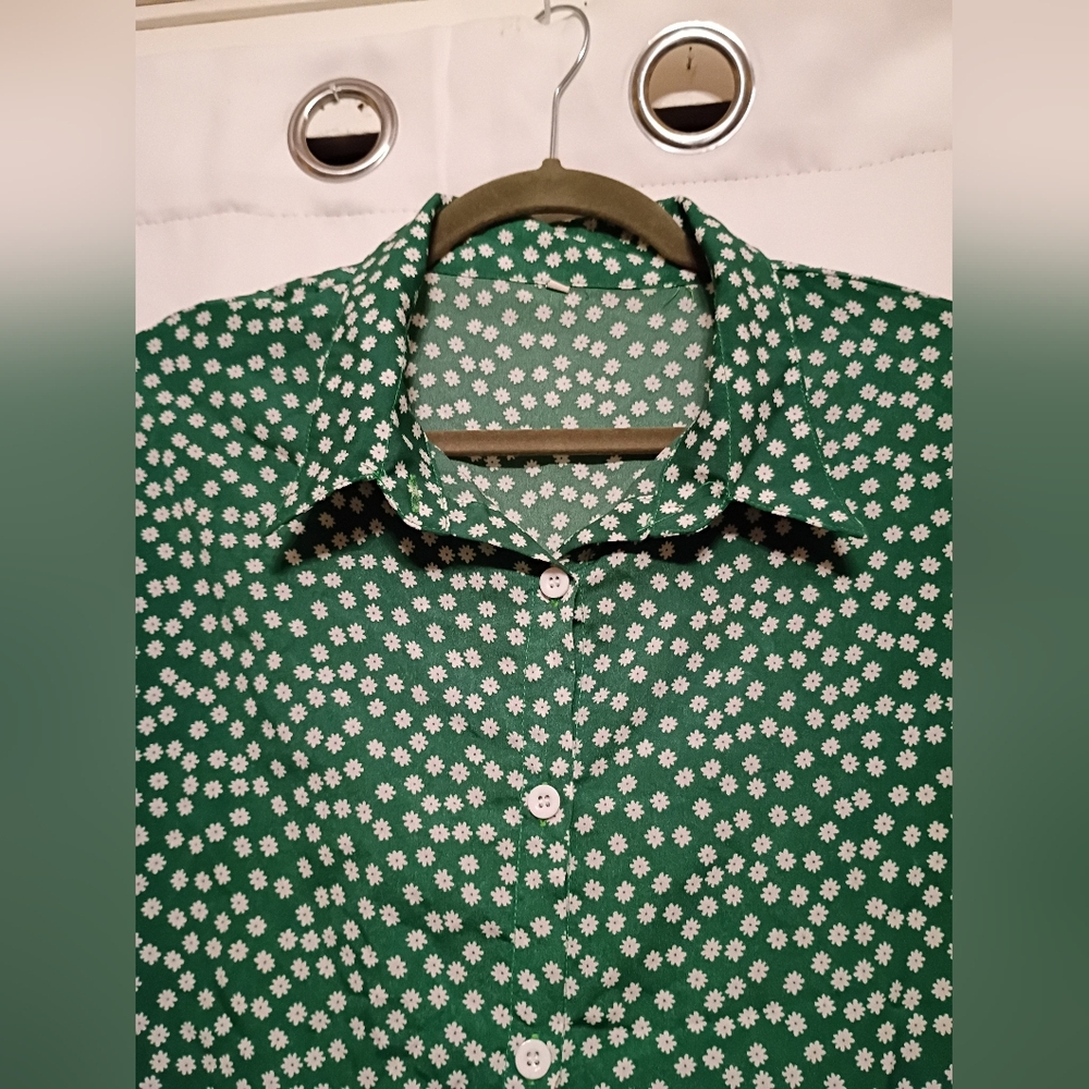 Green Top With White Little Flowers. No Tag. Size Says 4x Runs Small. - Picture 2 of 9